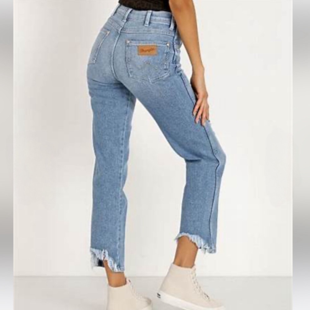 Wrangler straight with fray hem